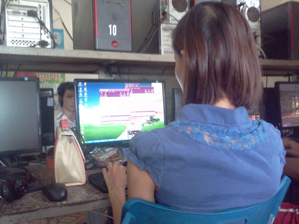 T. đang lên mạng tìm sự trợ giúp cho hai mẹ con Ảnh: D.N