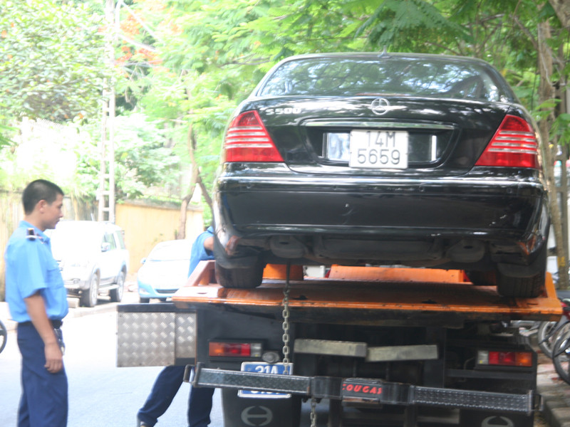 Đưa chiếc xe vi phạm về tạm giữ