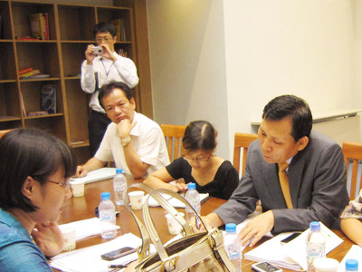 Hứa giảm phí, điều chỉnh giá