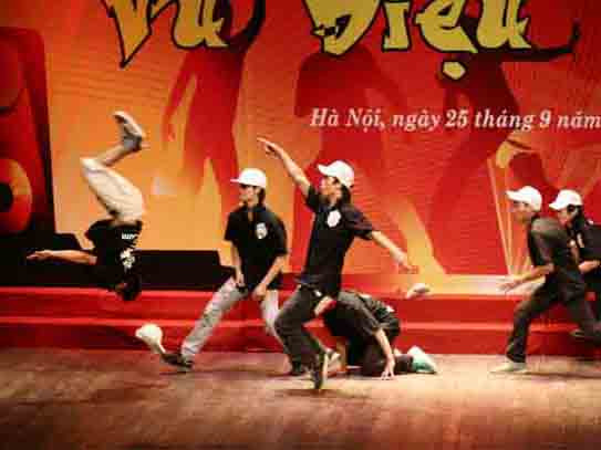 Cận cảnh giới trẻ sốt cùng Vũ điệu trẻ