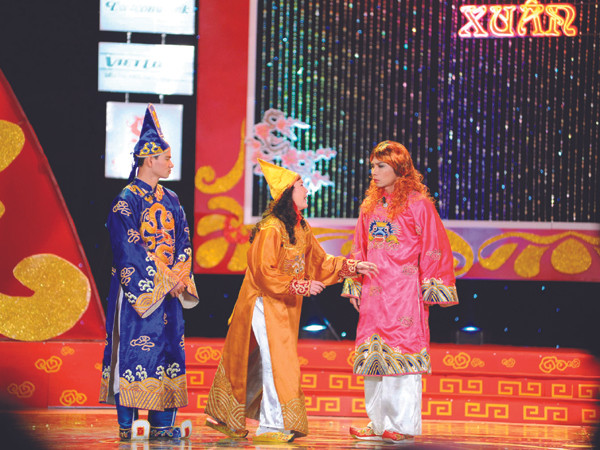 Gặp nhau cuối năm: Vẫn sốt Táo giao thông