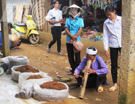 Cụ bà 100 tuổi vẫn 'ùng ục' rít thuốc lào