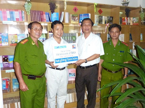 Tặng sách cho tù nhân