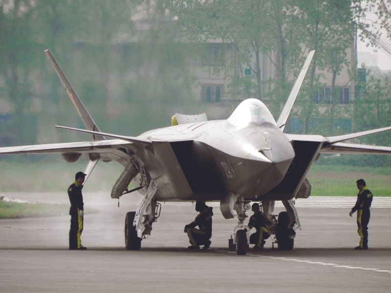 Máy bay tàng hình J-20 Mighty Dragon bay thử lần đầu hồi tháng 1-2011 và có thể được trang bị cho không quân Trung Quốc vào năm 2017 hoặc 2018 Ảnh: Global Military Review