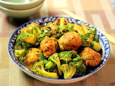 Chả gà rim với súp lơ xanh