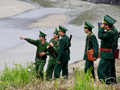 Nơi con sông Hồng chảy vào đất Việt