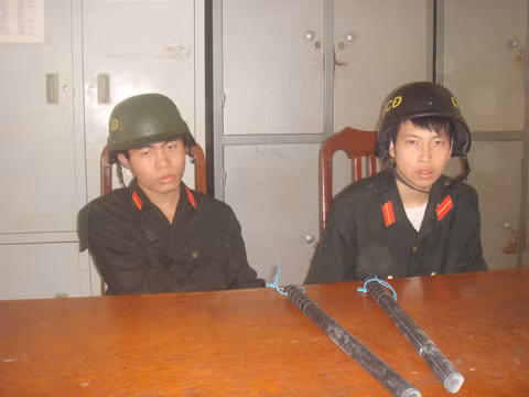 Học sinh giả cảnh sát cơ động, vòi tiền