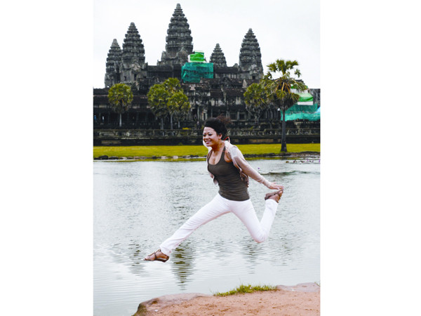 Nụ cười Việt bên tượng thần Bayon