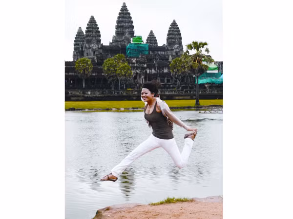 Nụ cười Việt bên tượng thần Bayon