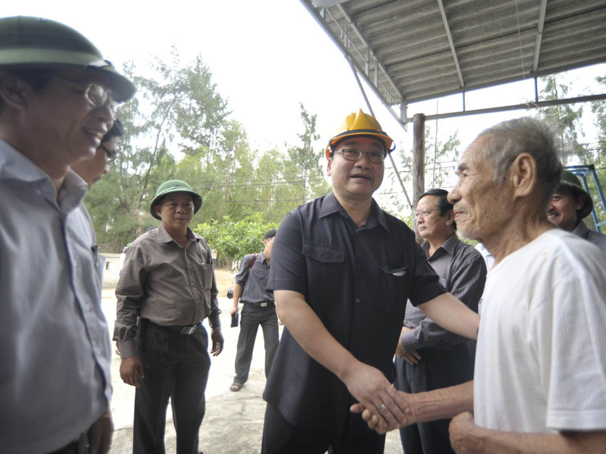Phó Thủ tướng Hoàng Trung Hải thăm hỏi người dân vùng bão Quảng Trị