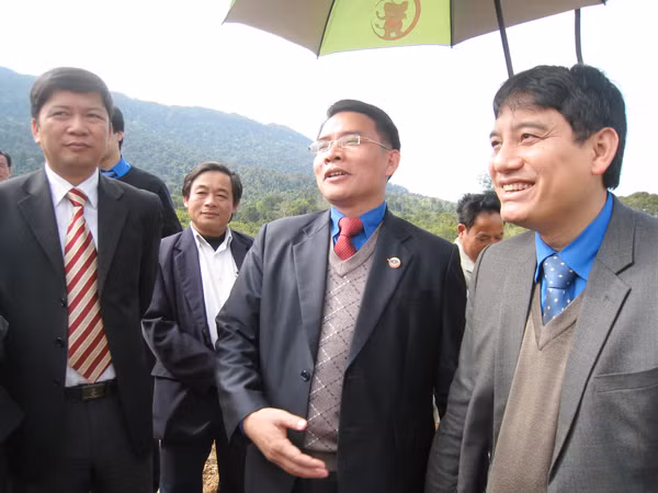 Thủ lĩnh hai Đoàn Thanh niên thăm một cơ sở trồng cao su Việt - Lào