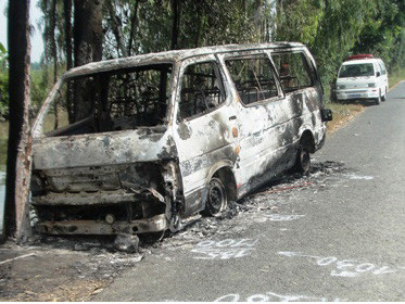 Xe 15 chỗ đang chạy bỗng cháy rụi