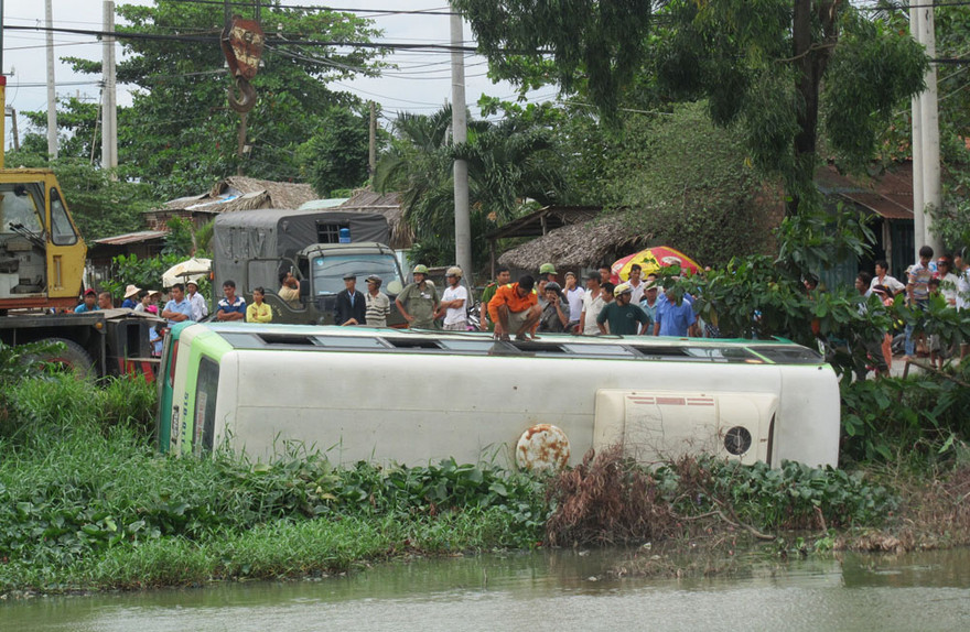 Xe buýt 'tắm' ao do phóng nhanh
