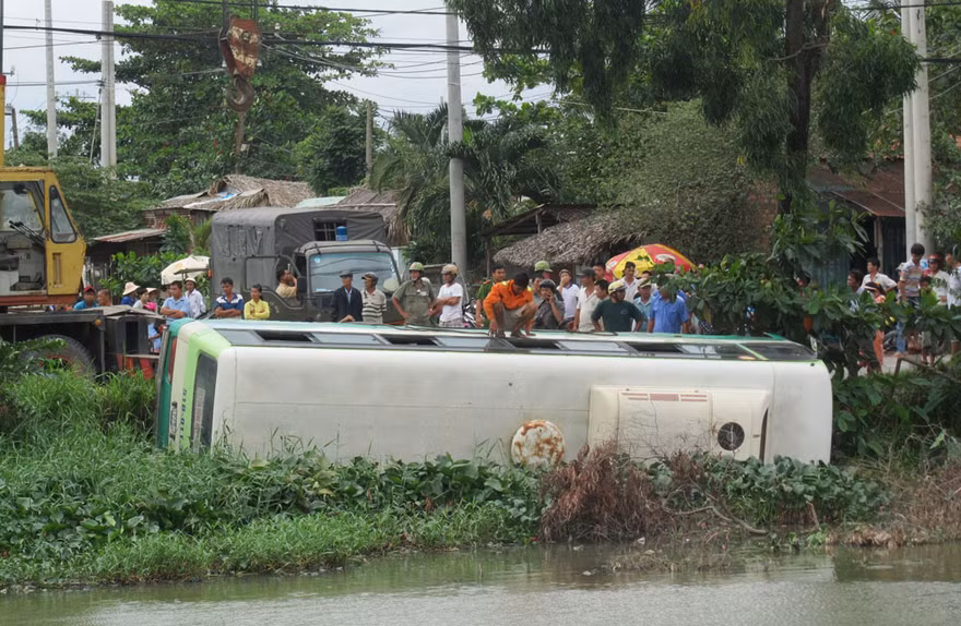 Xe buýt 'tắm' ao do phóng nhanh
