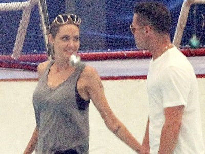 Angelina Jolie tung tăng cùng Brad Pitt đi trượt tuyết