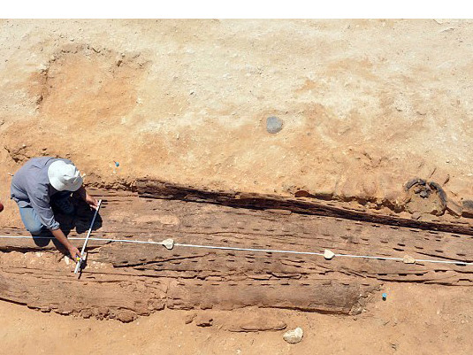 Khai quật thuyền gỗ 5.000 tuổi