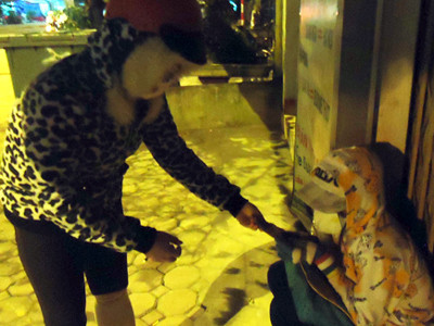 Bị người tình trẻ bỏ rơi, U.40 đóng giả gái 19 tuổi xin tiền