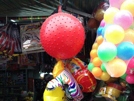 Đồ chơi bóng bơm hơi chứa chất độc hại