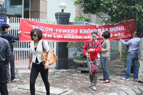 Khách hàng căng băng rôn đòi lại tiền tại trụ sở Công ty Minh Việt