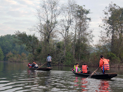 Viết thêm về 'thuyền trưởng nhí' ở hồ trên núi
