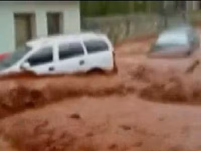 Vỡ hồ chứa nước thải nhà máy nhôm, bốn người chết