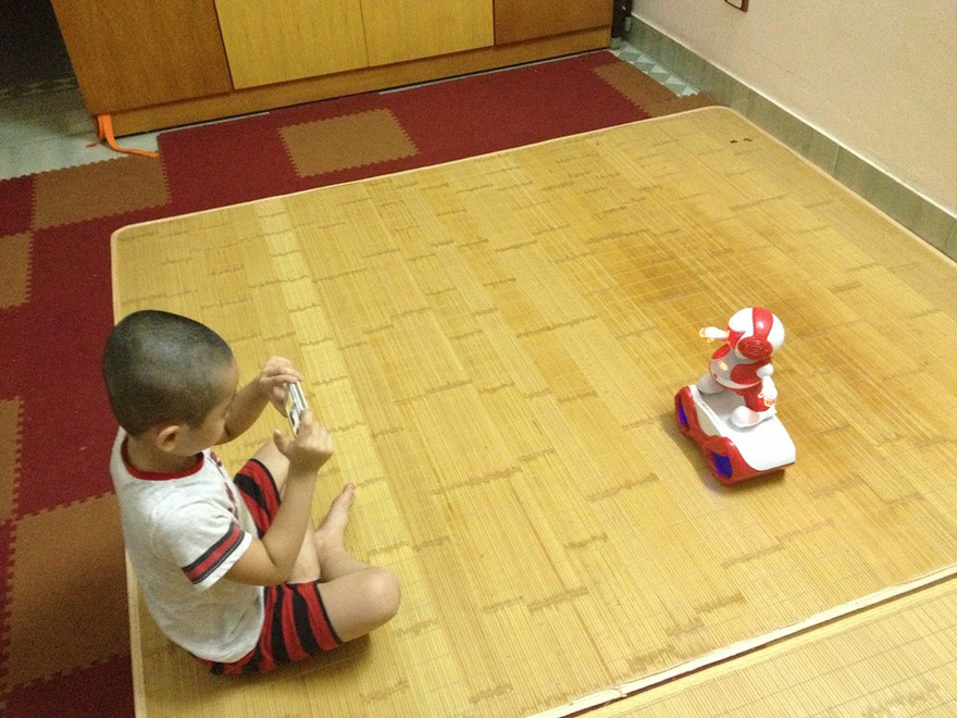 Cộng đồng mạng "sốt" với robot Việt