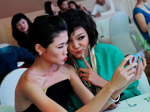 Dàn mẫu Top Model quấn quýt 'tự sướng' khi hội ngộ