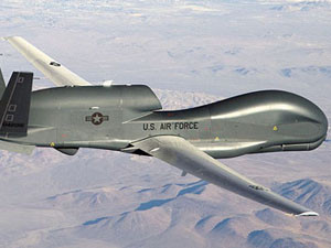 Máy bay không người lái Mỹ đâm tàu chiến Mỹ