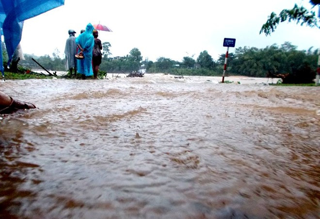 Hàng nghìn người dân sơ tán khẩn cấp tránh lũ