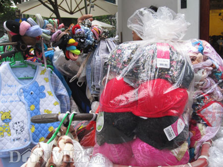 Áo ngực chứa hạt lạ vẫn 'tung tăng' trên phố