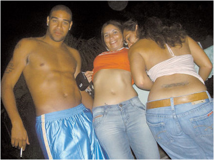 Adriano thích tiệc tùng hơn là đá bóng