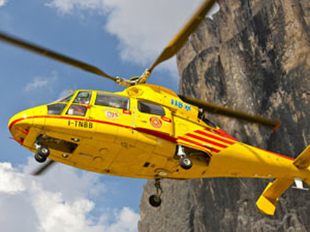 Lười đi bộ, gọi ngay trực thăng cứu hộ để… quá giang