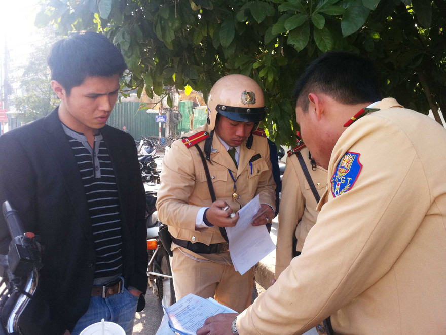 Tự xưng người nhà lãnh đạo, nhổ nước bọt về phía công an