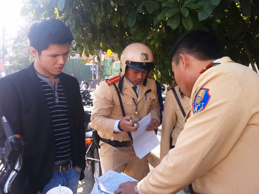 Tự xưng người nhà lãnh đạo, nhổ nước bọt về phía công an