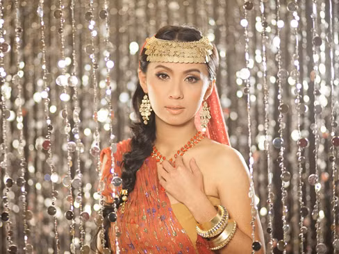 Huyền Ny bất ngờ khoe tài ca hát với tạo hình Ấn Độ