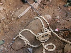 Phát hoảng vì quả bom hơn 300kg nằm giữa khu dân cư