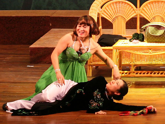 Xuân Hinh giả gái để bắt đền...đại gia