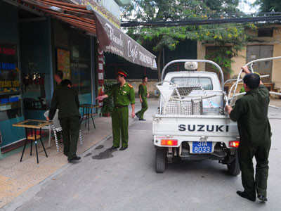 Trung tá Đỗ Hồng Minh trực tiếp chỉ đạo lực lượng xử phạt các trường hợp lấn chiếm vỉa hè