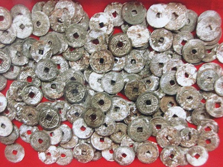 Đào móng nhà, phát hiện một chum tiền xưa