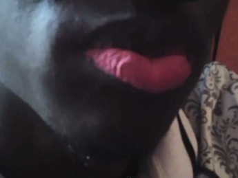 'Mốt' xăm môi hồng của đàn ông Nigeria