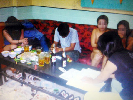 Đóng cửa nhà hàng có nữ tiếp viên khỏa thân ca cổ nhạc với khách