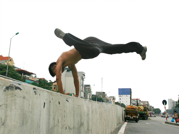 Những chàng trai nhảy tường