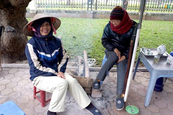 Nhiệt độ xuống 10 độ C, người Hà Nội lại nổi lửa chống rét