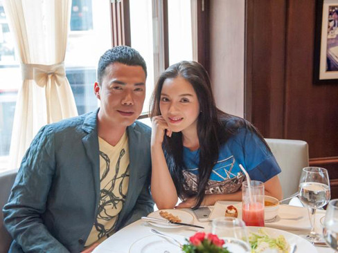 Thôi làm đại sứ, Lý Nhã Kỳ lộ ảnh thân mật 'trai lạ'