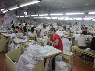 May sản phẩm xuất khẩu tại Cty Cổ phần Thúy Đạt Ảnh: Thu Hằng