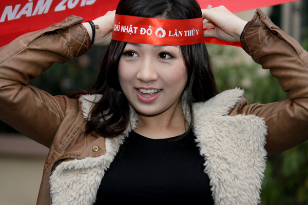 Á hậu Dương Tú Anh xuất hiện từ sáng sớm