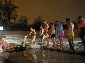 50.000 người tắm dưới băng tuyết