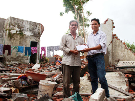 Báo Tiền Phong đến với gia đình trắng tay vùng tâm bão