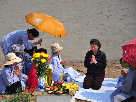 Tạm ngừng tìm kiếm thi thể nạn nhân bị bác sĩ ném xuống sông