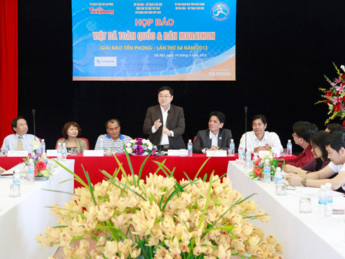 Tổng biên tập báo Tiền Phong, Trưởng BTC giải Việt dã lần thứ 54 Lê Xuân Sơn trả lời các PV tại buổi họp báo. Ảnh Hồng Vĩnh